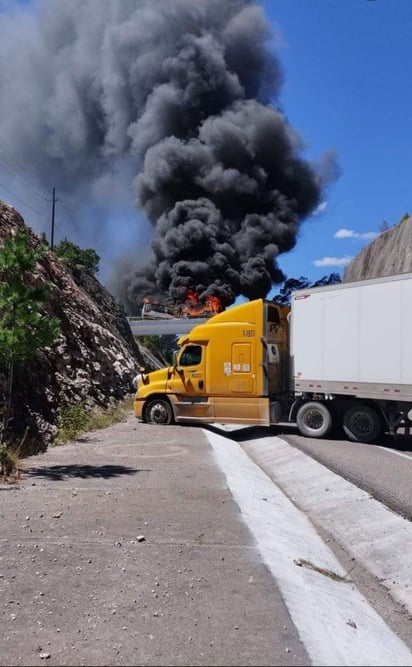 Bloqueo. Se reportó un bloqueo en las carreteras libre y de cuota a Mazatlán este jueves por la mañana.