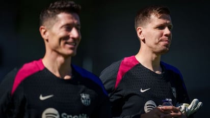 El polaco Szczęsny ya ha entrenado con el Barcelona, pero aún no verá acción por ahora.