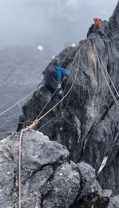 Meta. Luego de una larga espera y muchos contratiempos, Víctor Maquívar al fin pudo escalar el Monte Jaya.