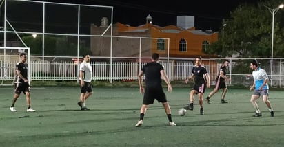 Líder. El equipo de Fisioterapia Butzman continúa como líder en la Liga de Futbol de la Unidad Deportiva Chapultepec.