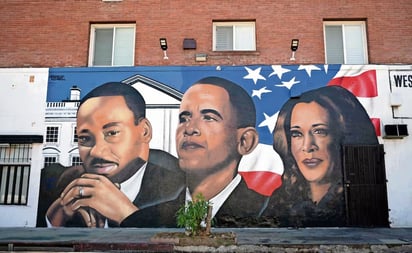 Un mural que muestra a Martin Luther King Jr., el expresidente Barack Obama y la vicepresidenta y candidata demócrata Kamala Harris, en Los Ángeles, California.