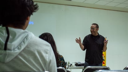 Milla durante la explicación de uno de los tópicos mostrados durante el curso.