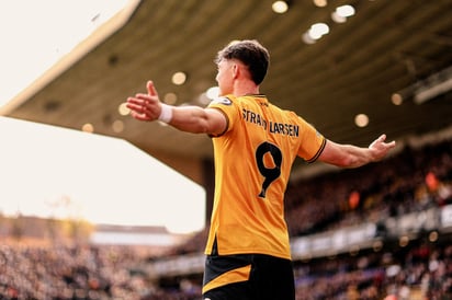 Larsen festejando el gol tempranero, con el cual, ponían en apuros al Manchester CIty.