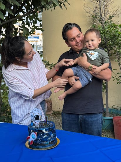 Ismael Venegas y Yola González junto a su hijo Darío.