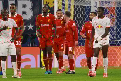 Darwin Núñez festejando con sus compañeros del Liverpool.