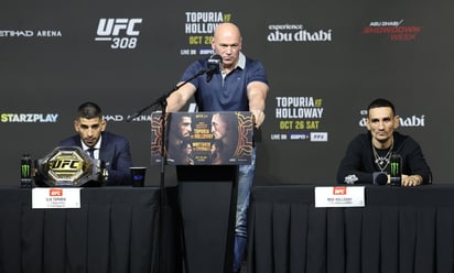 White en conferencia de prensa junto a Ilia Topuria y Max Holloway.