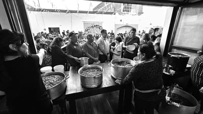 Distribución. Sin duda alguna que la comida alcanzó para más de 700 personas que se dieron cita a este rosario en la calle Ramírez.