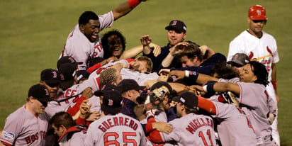 Los Red Sox del 2004, quienes hicieron lo imposible al remontar un 3-0 en contra.