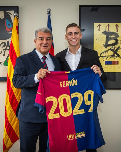 Fermín y Laporta firmando la renovación de contrato.