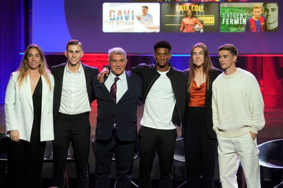 Laporta junto a algunos prospectos jóvenes del Barcelona femenil y masculino.