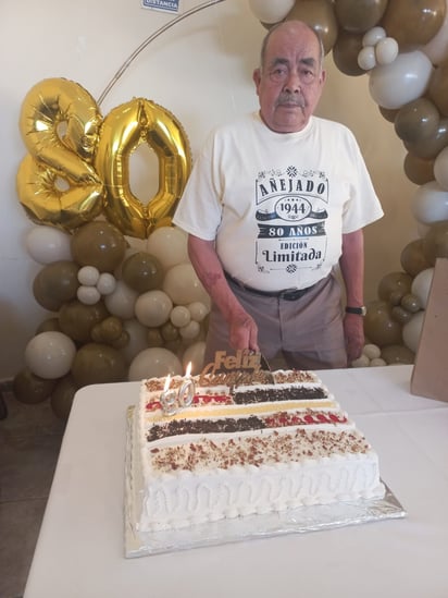 Don Tobías Mendoza García celebró su cumpleaños número 80, por lo que el pastel no podía faltar en el festejo.