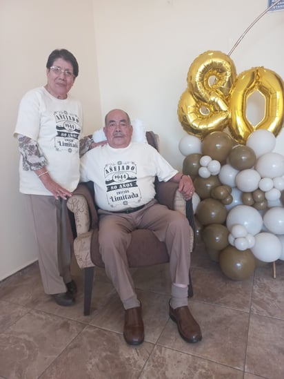 Su esposa, doña Margarita Retana Alvarado, lo acompañó en todo momento del festejo.