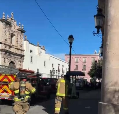 Incidente. Al menos cinco unidades de Protección Civil y dos ambulancias de la Cruz Roja acudieron a atender el reporte, apoyar a las personas afectadas y en la evacuación.