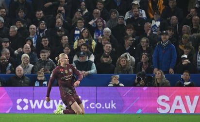 Erling Haaland celebrando su gol ante la afición contraria.