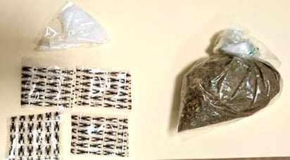 Policías estatales aseguraron a un individuo con 'cristal' y marihuana en Santiago Papasquiaro.