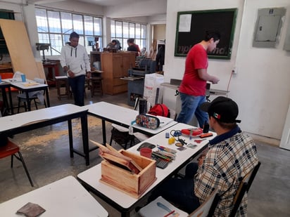 Carpintería. Es el taller con mayor demanda; elaboran desde pequeños objetos, hasta cabeceras, sillas, zapateros y puertas.