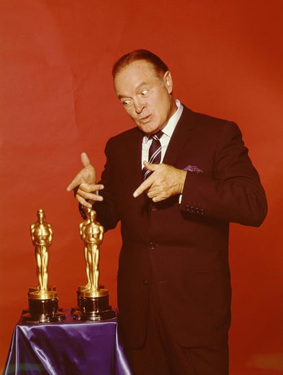 Leyenda. Bob Hope es, al momento de escrito este artículo, el anfitrión que más veces ha aparecido en los Oscar, con 19 ocasiones.