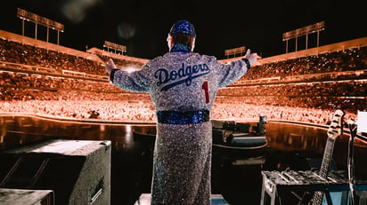 Este filme finaliza con el mítico concierto de Elton John en el Dodgers Stadium, recinto en donde también dio fin a su carrera en los escenarios.