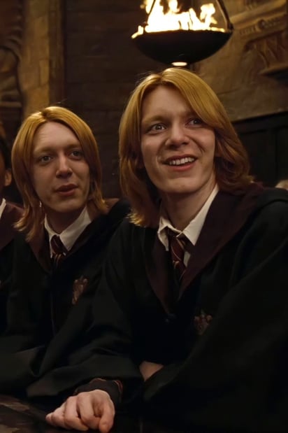 Harry Potter. Los actores James y Oliver Phelps interpretaron durante casi una década a los hermanos mayores de Ron Weasley en la saga. Ambos personajes son bromistas expertos. Fundaron la tienda de artículos de broma Sortilegios Weasley.