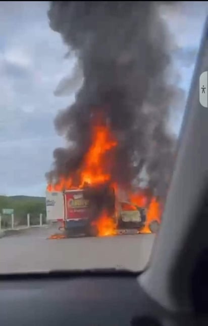 Incendio de vehículos. / Crédito: Redes Sociales.