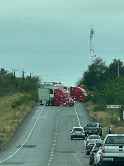 Bloquean la carretera a San Fernando, Tamaulipas. / Crédito: Redes Sociales.