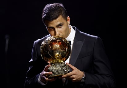 Rodri, mediocampista y figura del Manchester City, saldrá al campo para presentar su Balón de Oro.