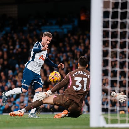 El ex jugador del Leicester City, James Maddison, firmó doblete, siendo clave en la actual plantilla 'Spur'.