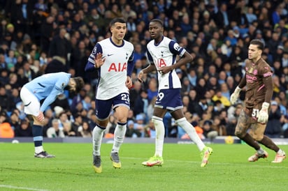 Pedro Porro celebrando el 3-0 definitorio en contra de los 'Sky Blues'.