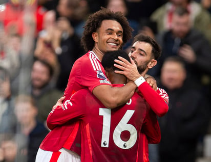 El Manchester United goleó por 4-0 al Everton, en busca de volver a la cima.