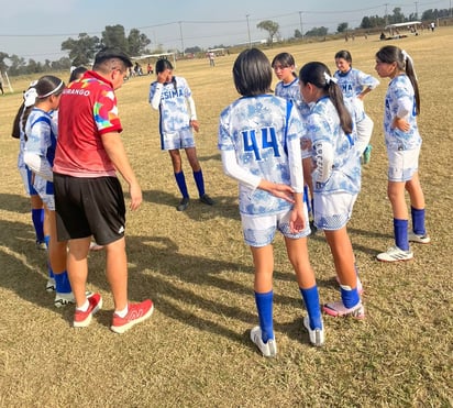 Estrada Becerra dirigiendo a sus pupilas a la victoria.