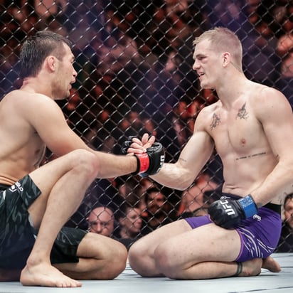 Tras la contienda, ambos peleadores mostraron sus respetos.