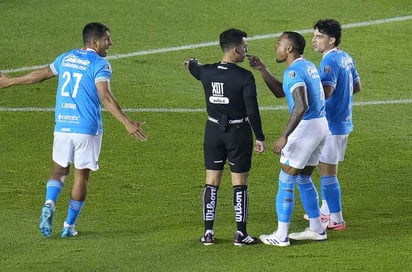 Jugadores del Cruz Azul se encararon con  Adonai Escobedo durante el partido; dichos reclamos continuaron tras bastidores.
