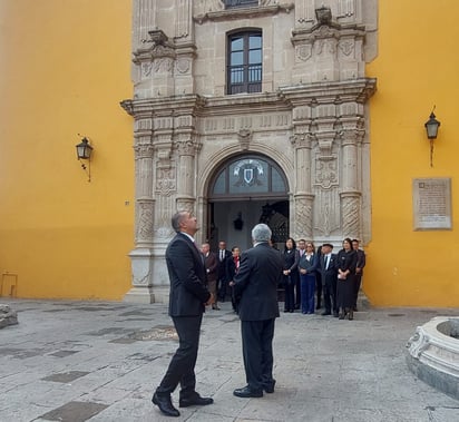 Situación. Mientras esperaban al Gobernador, Rubén Solís y Ramón García casi no dialogaron entre sí.