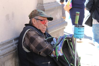 Oportunidad. Aun con los climas extremos, ciertas personas se encuentran pidiendo dinero en las calles.