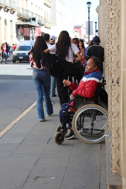 Discapacidad. Muchas personas que salen a la calle con el frío suelen ser personas afectadas por algunos problemas de salud.
