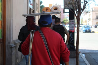 Ambulante. Las personas que se dedican al comercio informal también deben protegerse del frío congelante