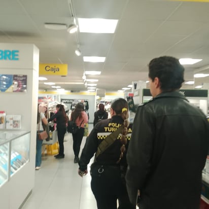 Acción.  Una pareja entró a robar a una tienda departamental; al ser descubiertos, el hombre se echó a correr huyendo del lugar y dejando a su pareja con la responsabilidad.