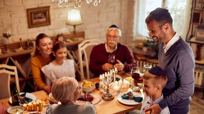 Por sus tradiciones y ubicación en el calendario, Hanukkah es a menudo comparada con la Navidad católico-cristiana.