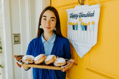 Sufganiyot, uno de los platillos más deliciosos y típicos de esta festividad de origen hebreo.