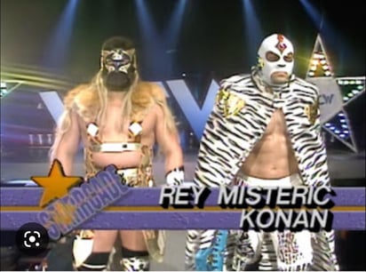 Misterio y Connan haciendo su entrada en Starrcade para 7,200 fanáticos.