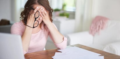 El burnout afecta tanto la salud mental como física, manifestándose a través del agotamiento extremo y la desconexión emocional hacia el trabajo.