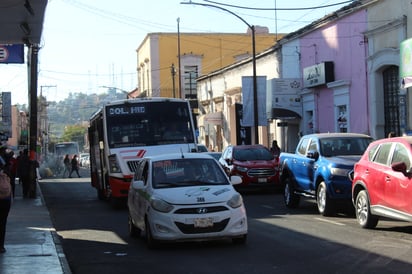 Transporte.  Camiones, taxis o transportes de aplicación, estos mismos son parte de los múltiples vehiculos presentes en el estado,


