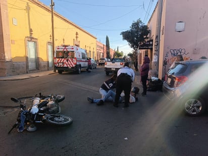 Mujer se pasó el alto y lesionó a un motociclista en Zona Centro de Durango