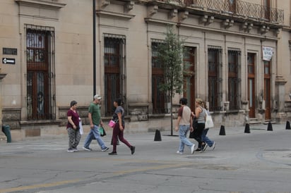 Peatones. El Reglamento de Tránsito y Vialidad del Municipio de Durango abarca temas en los que se considera no solo a los vehículos, sino también a los deberes y obligaciones de los peatones.
