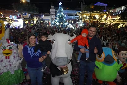 Sergio Alba y familia realizan el encendido de luces en Zapata. 