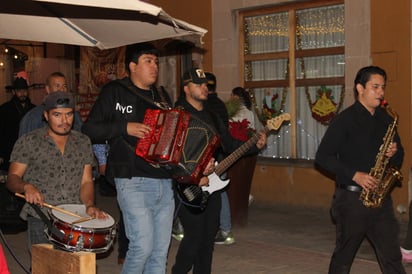 Los clásicos cánticos también se mezclaron con música tradicional de estas regiones.