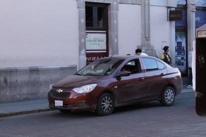 Trabajadores. Taxistas y conductores de aplicación también han sido afectados por estas medidas, pues ahora el flujo de trabajo ha bajado, gracias a que las personas quieren evitar el pagar hasta cuatro veces más de lo normal por un viaje.