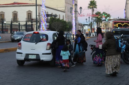Familias. Ante la falta de vehículo propio, algunas personas optan por usar estos servicios, en donde hasta 6 o 7 personas ingresan a estos vehículos para poder movilizarse.