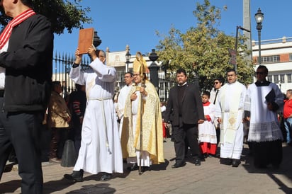 Peregrinación. Se llevó a cabo una peregrinación por el primer cuadro de la ciudad, la mañana del domingo.






