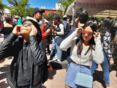 Avistamiento. La Plaza IV Centenario se convirtió en punto de reunión para ver el eclipse.